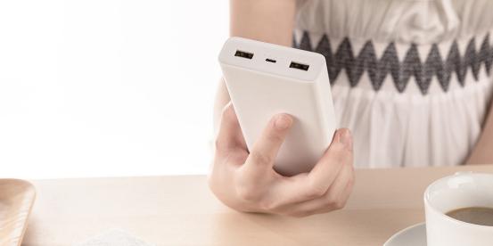 短途旅行一個(gè)就夠 小米<span  style='background-color:Yellow;'>移動(dòng)</span>電源2C 20000mAh發(fā)布129元