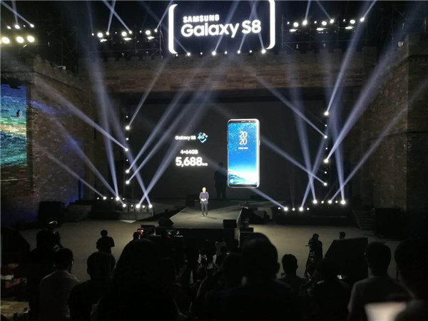 <span  style='background-color:Yellow;'>三星</span>S8國內上市首銷 中國移動率先表態稱贊