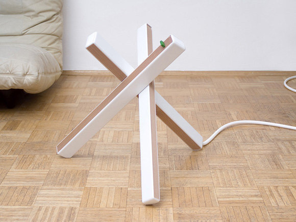 支架式的<span  style='background-color:Yellow;'>取暖</span>器 來源篝火添溫暖