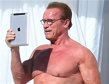 真的老了 施瓦辛格的<span  style='background-color:Yellow;'>iPad</span>自拍時刻